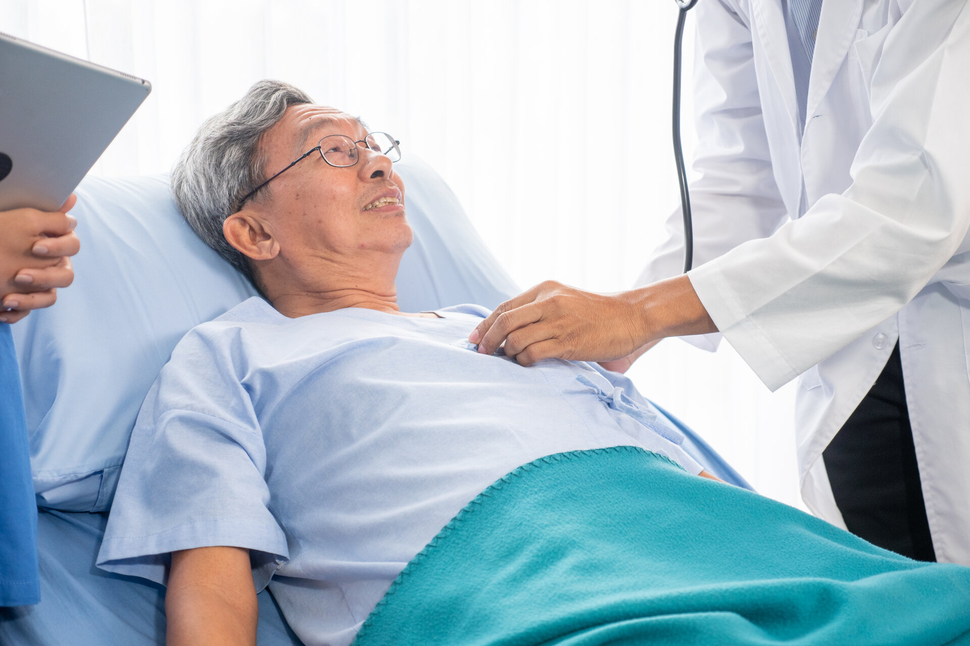Rsz Doctor Auscultating For Asian Patient Men By Using 2021 09 03 18 03 53 Utc